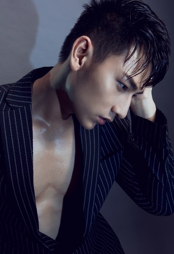 . Isaac cần hẳn một ng&agrave;y ngồi suy nghĩ về quyết định của m&igrave;nh tại The Remix v&agrave; những g&igrave; đang diễn ra