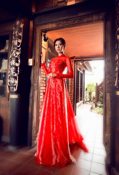 Xu hướng cô dâu với những chiếc áo dài cưới cách tân đang thu hút khá nhiều cặp đôi trẻ trong mùa cưới năm nay