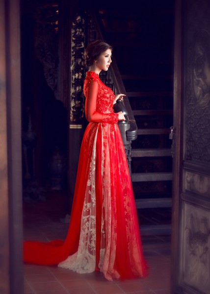 Giữ đúng phom dáng truyền thống, các mẫu áo được đính kim sa tỉ mỉ làm tăng nét duyên của người con gái Việt.