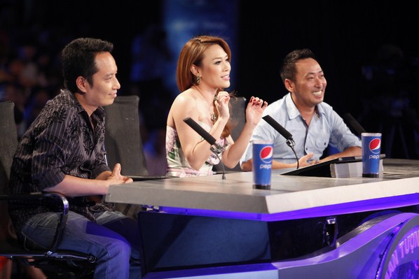 Quang Dũng khuy&ecirc;n Minh Thùy chọn sẵn bài hát sing-off