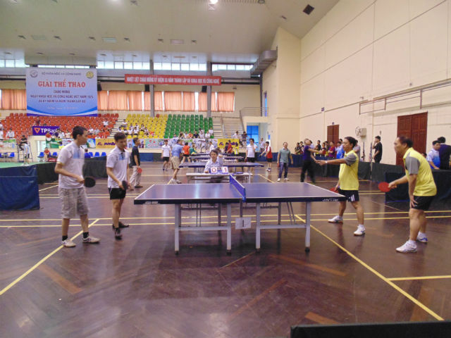 Thi đấu bóng bàn.
