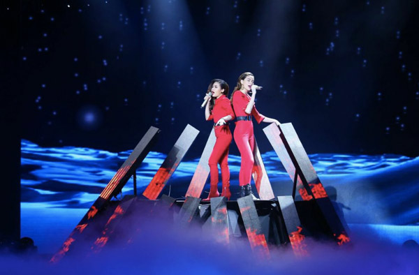 Giang Hồng Ngọc lên sân khấu song ca cùng Hồ Ngọc Hà ca khúc Chơi vơi của nhạc sĩ Phương Uyên - Thiều Bảo Trang.