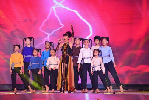 Ca sĩ Pha L&ecirc; c&ugrave;ng c&aacute;c th&agrave;nh vi&ecirc;n trong nh&oacute;m thể hiện li&ecirc;n kh&uacute;c 4 b&agrave;i h&aacute;t Bonjour Việt Nam, D&ograve;ng m&aacute;u lạc hồng, H&ograve;n vọng phu v&agrave; Bốn chữ lắm