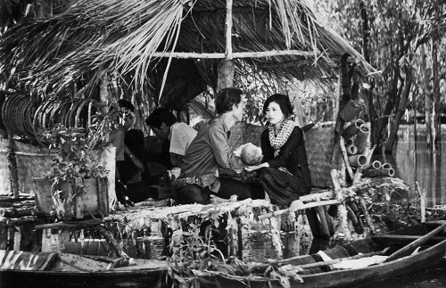 Chung một dòng sông (1956) là bộ phim đầu tay của ông và cũng là bộ phim đầu tiên của lịch sử điện ảnh Việt Nam. Chung Một Dòng Sông là câu chuyện xảy ra ven hai bờ Nam - Bắc sông Bến Hải sau Hiệp định Giơnevơ 1954. Dòng sông chảy qua vĩ tuyến 17 ấy, ranh giới tạm thời của hai miền Đăng Ký 13Winvn Com Chính Thức đã làm đôi đường tình thương cách trở, ngang trái. Dù không hề được đào tạo qua trường lớp bài bản nhưng ông vẫn vào vai chân thật, hồn nhiên.