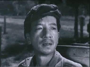 Trong phim Chuyến xe bão táp (1977), NSND Trịnh Thịnh thủ vai ông Tình, một người đàn ông hiền lành và hay có những cử chỉ “dĩ hòa vi quý”.