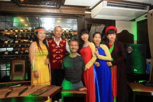 Nick Vujicic đ&atilde; c&oacute; chuyến tham quan Vịnh Hạ Long c&ugrave;ng gia đ&igrave;nh