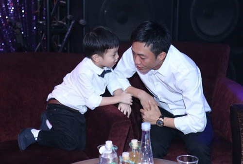 Subeo tinh nghịch bên Quốc Cường trong buổi giới thiệu album của mẹ.