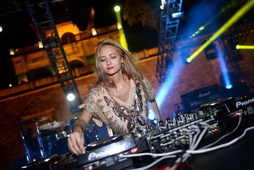hay Nữ DJ người Nhật Cliffe c&ugrave;ng những &acirc;m thanh sống động đ&atilde; &ldquo;đốt ch&aacute;y&rdquo; s&acirc;n khấu 