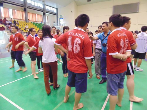 Đội kéo co của Tổng cục Tiêu chuẩn Đo lường Chất lượng hội ý trước trận Chung kết dưới sự góp ý nhiệt tình của các cổ động viên.