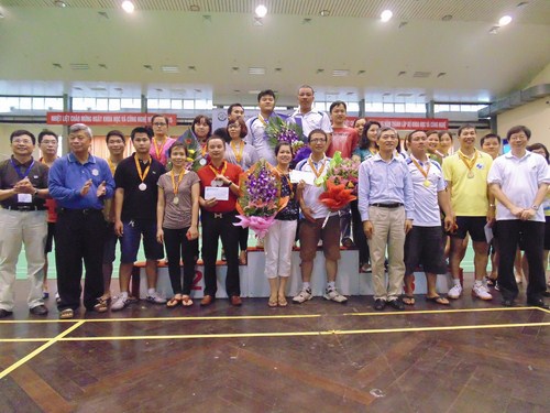 Các đồng chí lãnh đạo trao huy chương cho các đội có thành tích cao giải kéo co.