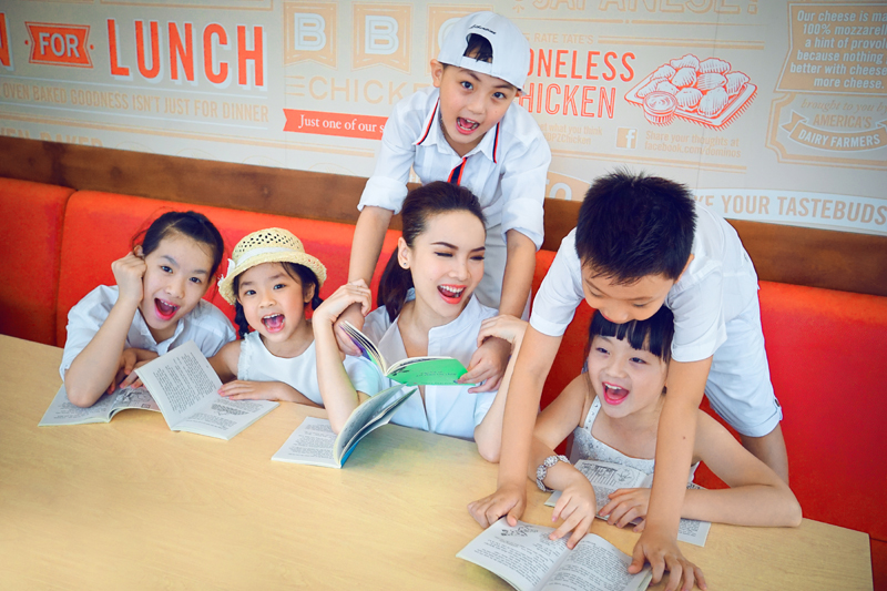 Bộ ảnh được hỗ trợ thực hiện bởi nhiếp ảnh gia Tom Nguyễn và giám đốc sáng tạo Trịnh Tú Trung. 