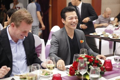 Diễn vi&ecirc;n Trần Bảo Sơn rất n&oacute;ng l&ograve;ng thử &ldquo;tay nghề&rdquo; của c&aacute;c ứng vi&ecirc;n Vua đầu bếp