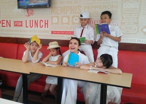 gi&aacute;m khảo Yến Trang v&agrave; th&iacute; sinh trong đội của m&igrave;nh