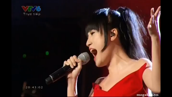 Hòa Minzy thhuwr sức với 