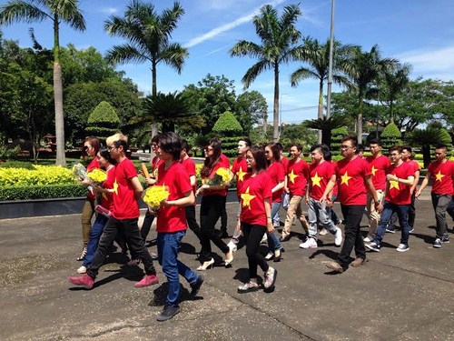 Gần 100 văn nghệ sĩ c&ugrave;ng c&aacute;c th&iacute; sinh của chương tr&igrave;nh sẽ c&ugrave;ng nhau h&ograve;a ca trong b&agrave;i h&aacute;t Những Tr&aacute;i Tim Việt Nam