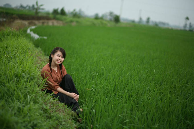 Cảm nhận ánh nắng chiều trên cánh đồng mênh mông.