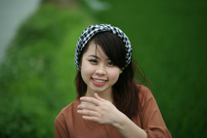 Khoảnh khắc bình yên của thiếu nữ thôn quê.
