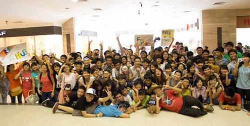 Ng&agrave;y hội &ocirc;m - Free Hugs Vietnam (FHV) l&agrave; một tổ chức phi lợi nhuận d&agrave;nh cho c&aacute;c th&agrave;nh vi&ecirc;n trẻ hướng tới c&aacute;c hoạt động v&igrave; cộng đồng 