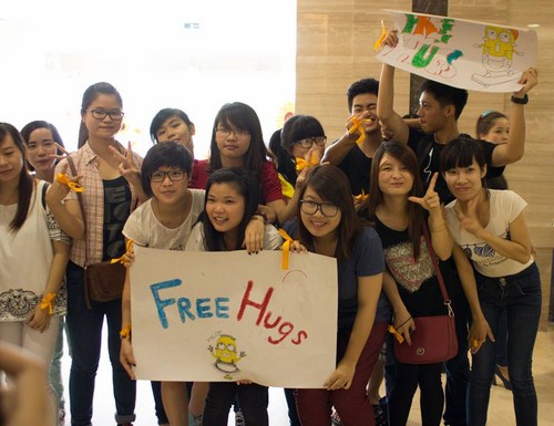 Ng&agrave;y hội quốc tế &ocirc;m l&agrave; một trong những sự kiện thường ni&ecirc;n do tổ Free Hugs Vietnam (FHV) tổ chức