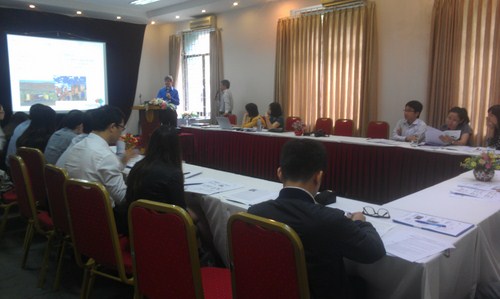 &Ocirc;ng Brenton Honeyman v&agrave; c&aacute;c học vi&ecirc;n trong buổi hội thảo tập huấn.