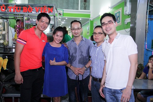 Hai vợ chồng B&igrave;nh Minh - Anh Thơ chụp ảnh c&ugrave;ng bạn b&egrave;