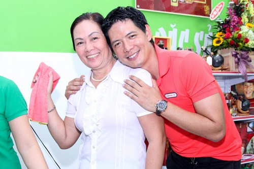 Mẹ của B&igrave;nh Minh, cũng cất c&ocirc;ng từ Lạng Sơn v&agrave;o thăm con trai v&agrave; kh&ocirc;ng quản ngại khi rửa ch&eacute;n cả buổi