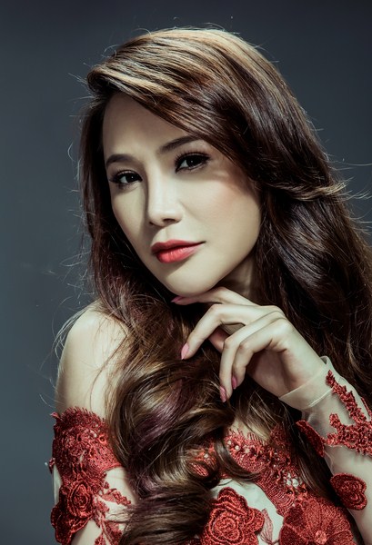 Nữ gi&aacute;m khảo xinh đẹp Hồ Quỳnh Hương