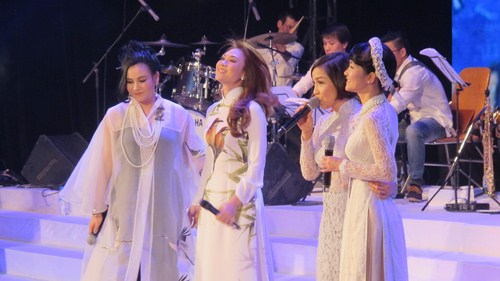 Mỹ T&acirc;m h&aacute;t c&ugrave;ng 3 diva h&agrave;ng đầu Việt Nam Thanh Lam, Hồng Nhung, Mỹ Linh.