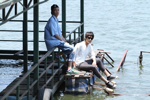 Đặng Kh&aacute;nh đ&atilde; bắt tay với người mẫu Văn Ki&ecirc;n giới thiệu đến kh&aacute;n giả h&acirc;m mộ bộ sưu tập tại H&agrave; Nội.