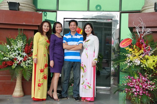 Đạo diễn/Bi&ecirc;n đạo m&uacute;a Ph&ugrave;ng Khải chụp ảnh c&ugrave;ng Ban Gi&aacute;m đốc VietinBank chi nh&aacute;nh Nam Thăng Long duy&ecirc;n d&aacute;ng