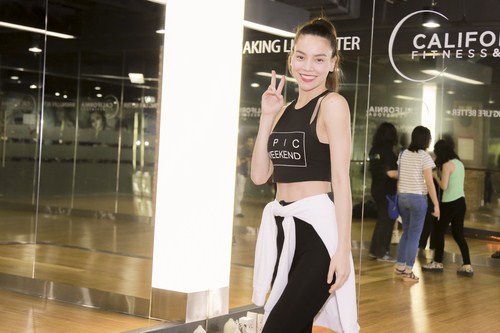 Tranh thủ tạo d&aacute;ng sau những giờ tập luyện c&ugrave;ng th&iacute; sinh