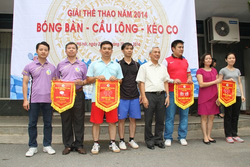Đồng chí Ngô Qúy Việt trao giải nhất cho các đội thi Bóng bàn - Kéo co  và Cầu lông