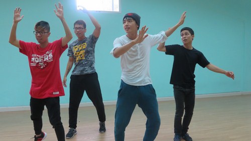 Gi&aacute;m khảo Quang Đăng đang nỗ lực hết sức m&igrave;nh cho liveshow 3 v&agrave;o tối thứ 6 tới