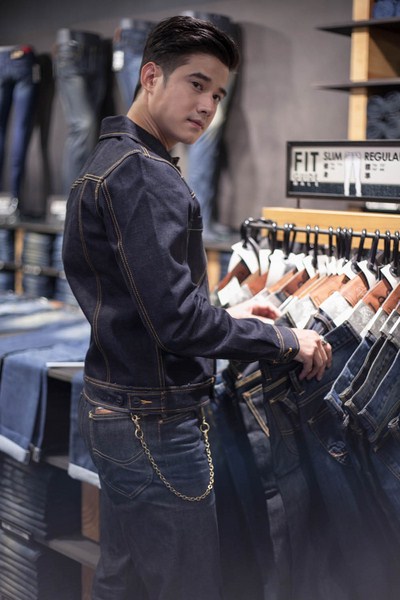 Mario Maurer đ&atilde; ch&iacute;nh thức cho ra mắt d&ograve;ng sản phẩm jeans của ri&ecirc;ng anh tại Bangkok. 