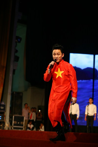 Ca sĩ T&ugrave;ng Dương trong trang phục &aacute;o d&agrave;i in h&igrave;nh cơ tổ quốc.