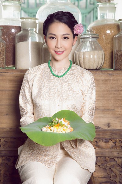 Ngọc nữ làng múa tự tin, kiêu sa trong trang phục giản dị