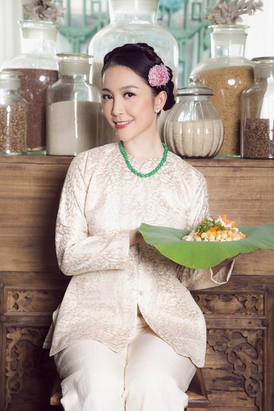 Bộ ảnh được thực hiện bởi giám đốc sáng tạo Trịnh Tú Trung, nhiếp ảnh gia Tom Nguyễn, trang điểm Huyền HP với các thiết kế áo dài của Trịnh Hoàng Diệu, Văn Ngời, Bảo Thạch.