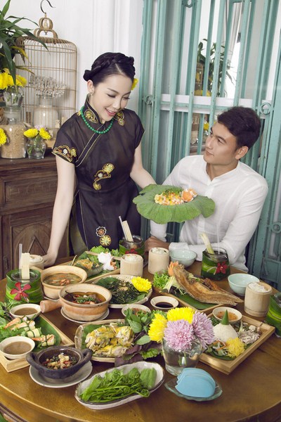 Bộ ảnh được thực hiện nhân ngày Đăng ký và nhận 60K 24 bao lì xì miễn phí mỗi ngày Việt Nam, Linh Nga hoá thân thành người mẹ, người vợ chăm sóc chu đáo cho Đăng ký và nhận 60K 24 bao lì xì miễn phí mỗi ngày nhỏ của mình bằng một bữa cơm nhà ấm cúng