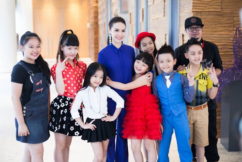 Không chỉ riêng các thí sinh của đội mình mà cả các thí sinh của đội Ốc Thanh Vân hay Đoan Trang cũng đều yêu thích cô Yến Trang bởi hầu hết các em đều đã xem cô Yến Trang hát các ca khúc nhạc thiếu nhi, các bạn nhỏ đều muốn tranh nhau chụp ảnh lưu niệm cùng cô Yến Trang.