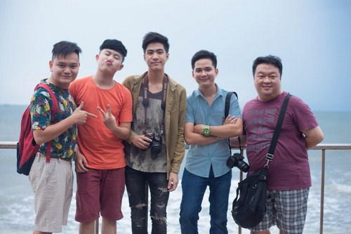Chí Thành và stylist của nhóm là Tú Trung bên cạnh chàng diễn viên điển trai Fluke Teerapat 