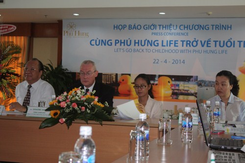 Ng&agrave;y 22/4/2014  buổi họp b&aacute;o giới thiệu chương tr&igrave;nh c&ugrave;ng Ph&uacute; Hưng life trở về tuổi thơ đ&atilde; được tổ chức.( &Ocirc;ng Graeme Hannah, Tổng Gi&aacute;m đốc C&ocirc;ng ty Cổ phần Bảo hiểm Nh&acirc;n thọ Ph&uacute; Hưng nh&agrave; t&agrave;i trợ cho sự kiện, ngồi thứ 2 từ tr&aacute;i sang)
