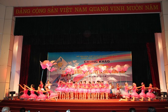 Tiết mục M&uacute;a tập thể Kh&uacute;c ca gửi Trường Sa của  thiếu nhi huyện Ph&uacute; Xuy&ecirc;n