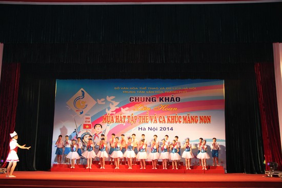 Tiết mục H&aacute;t m&uacute;a tập thể M&ugrave;a khai trường 