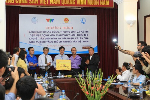 Nick đ&atilde; trao tặng 50 xe lăn địa h&igrave;nh cho đại diện Quỹ bảo trợ trẻ em Việt Nam để gi&uacute;p đỡ những em b&eacute; khuyết tật 