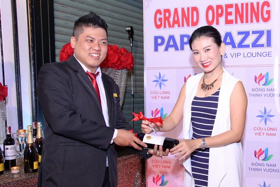 NSUT Mỹ Uy&ecirc;n cũng c&oacute; mặt trong sự kiện trước khi vội v&atilde; trở về s&acirc;n khấu kịch 5B để chuẩn bị cho xuất diễn mới. V&agrave;o ng&agrave;y lễ, nữ nghệ sĩ đ&atilde; d&agrave;nh thời gian về T&acirc;y Ninh thăm gia đ&igrave;nh trước những xuất diễn phục vụ kh&aacute;n giả. 