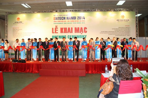 Cắt băng kh&aacute;nh th&agrave;nh lễ khai mạc hội chợ.