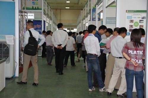 Kh&aacute; đ&ocirc;ng kh&aacute;ch mời đến tham quan tại hội chợ triển l&atilde;m.