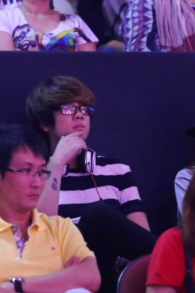 Bùi Anh Tuấn chăm chú theo dõi các thí sinh thử sức ở vòng Audition của X Factor. Vòng thi này cũng có khá nhiều điểm tương đồng với vòng Giấu mặt của chương trình The Voice mà anh từng thử sức cách đây 2 năm.
