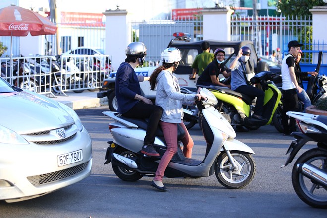 Sau đó, mẹ cầm lái chở Bùi Anh Tuấn về trước. Trần Hoàng chờ bạn lấy xe rồi cũng rời đi ngay sau đó.