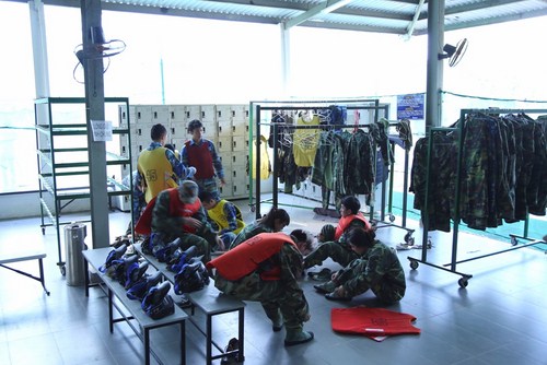 Chuẩn bị sẵn sàng trước vòng đấu. 